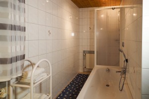 Ferienwohnung 1 - Bad mit Badewanne und Dusche