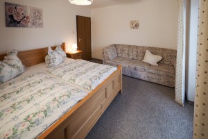 Ferienwohnung 1 - 2. Schlafzimmer mit Doppelbett