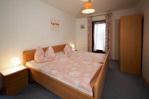 Ferienwohnung 2 - 1. Schlafzimmer mit Doppelbett
