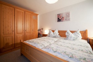 Ferienwohnung 1 - 2. Schlafzimmer mit Doppelbett